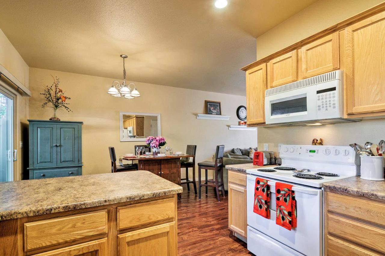 With Pool And Ac Less Than 1 Mi To Attractions! Apartment