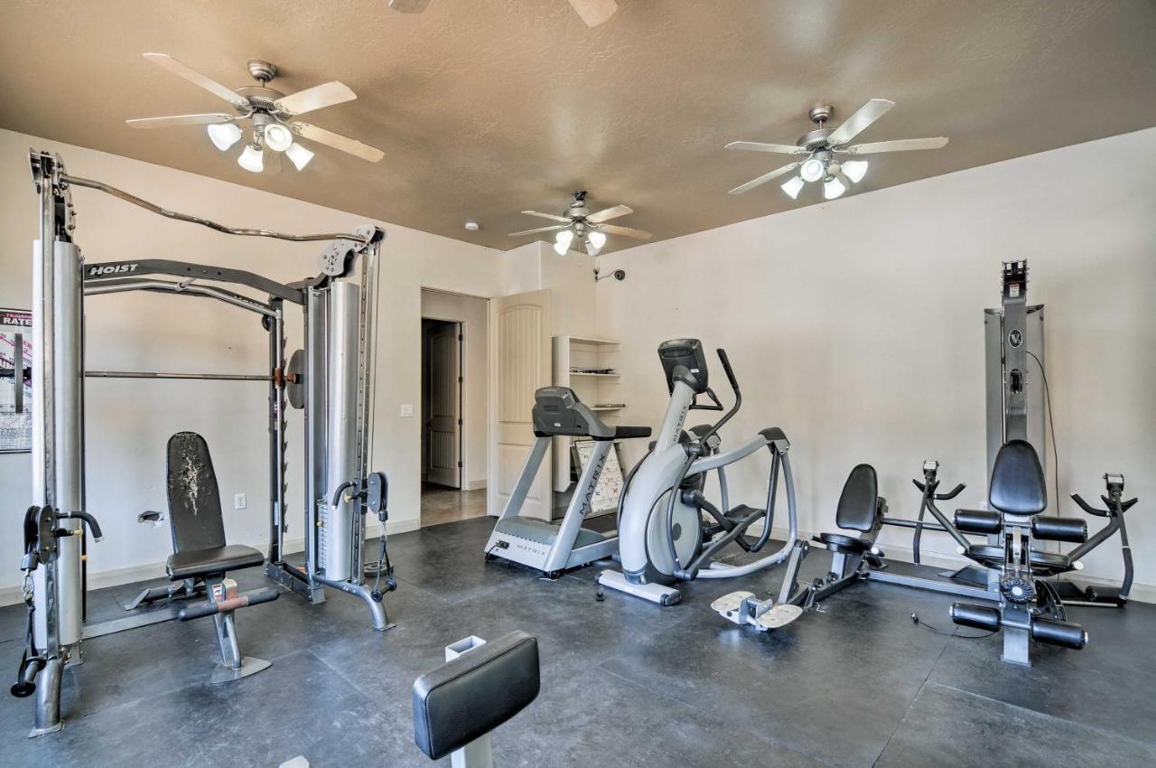 With Pool And Ac Less Than 1 Mi To Attractions!